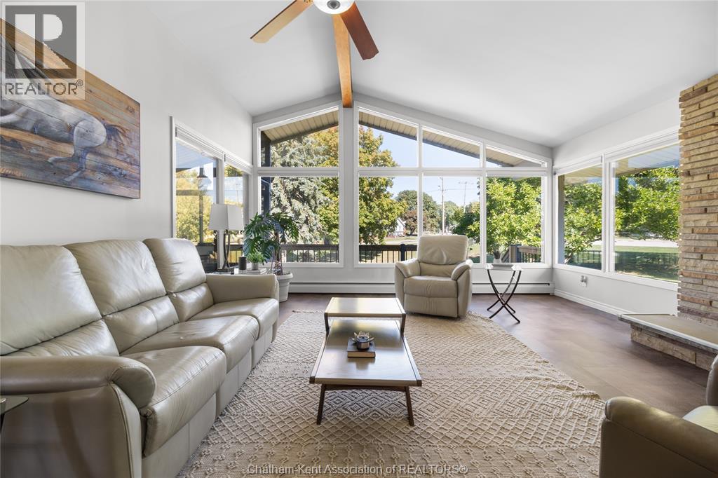 19418 Charing Cross Road, Cedar Springs, ON - Indoor Photo Showing Living Room