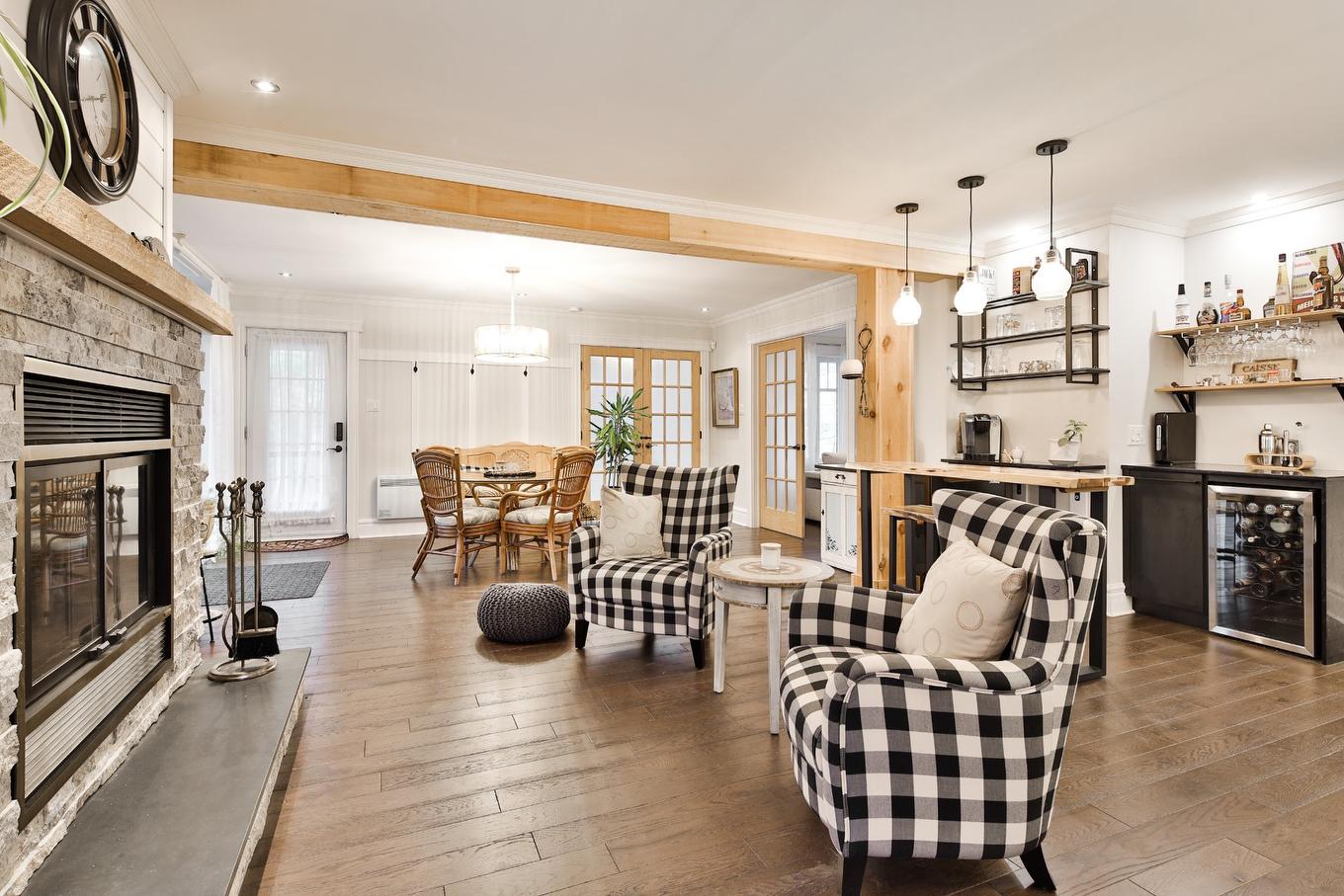 Living room - 5142 Ch. Salaberry, Carignan, QC - Indoor With Fireplace