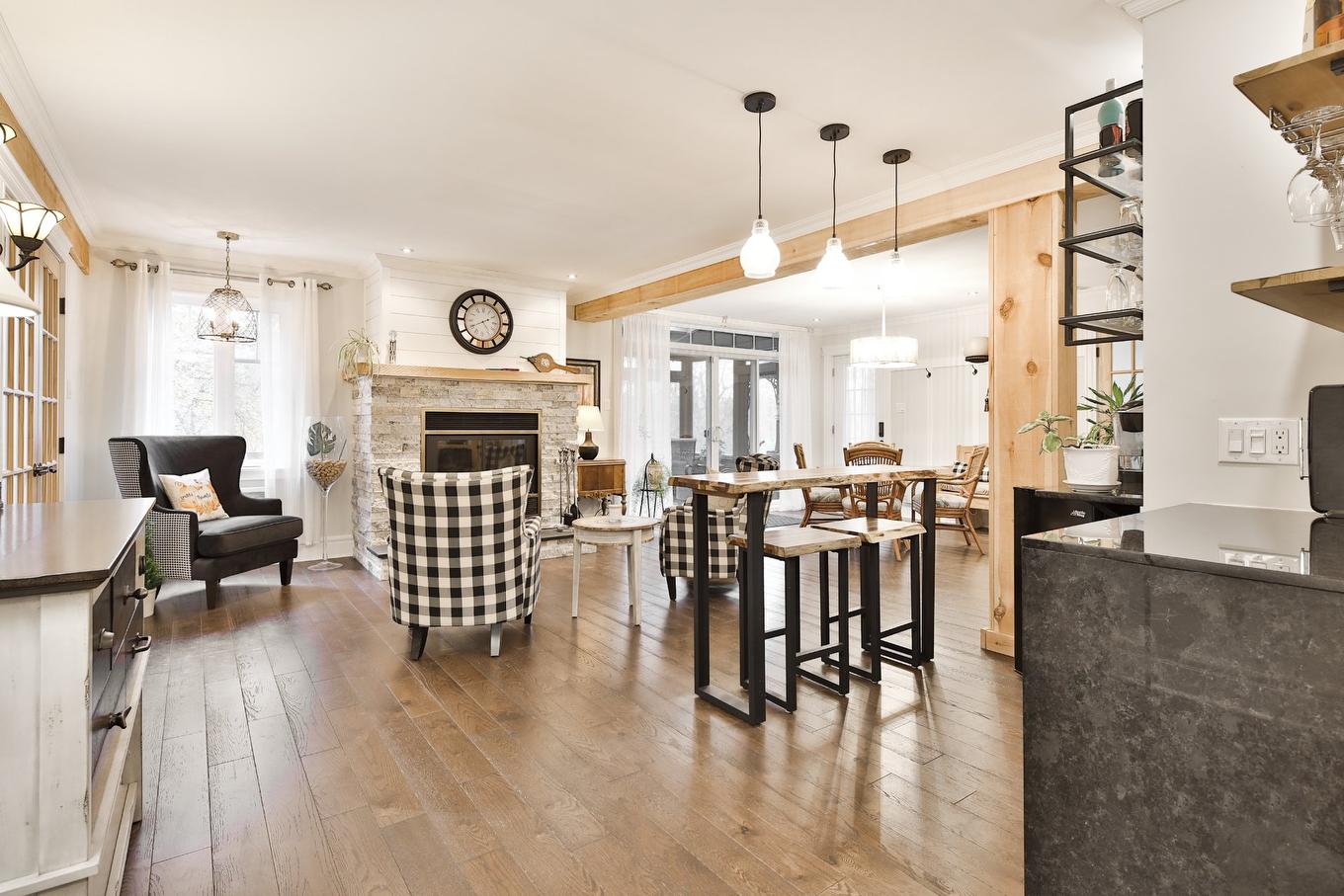 Living room - 5142 Ch. Salaberry, Carignan, QC - Indoor With Fireplace