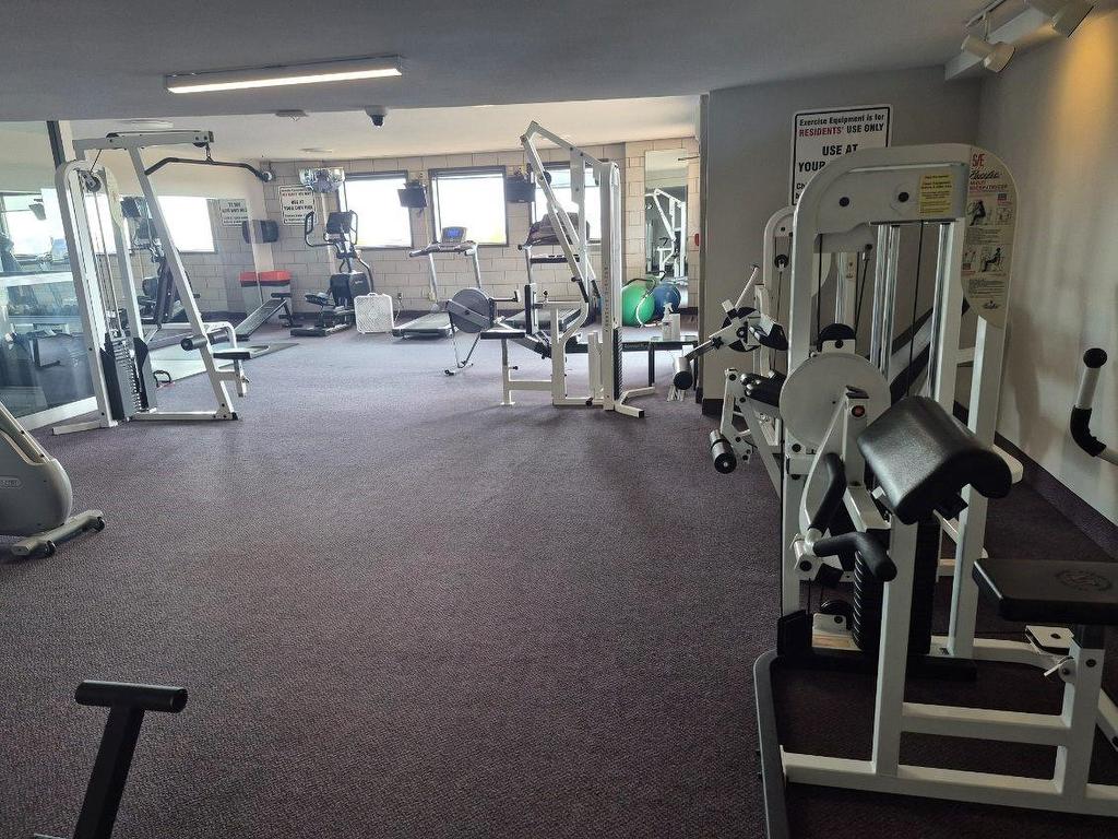 1208 405 Waverly Street, Thunder Bay, ON - Indoor Photo Showing Gym Room