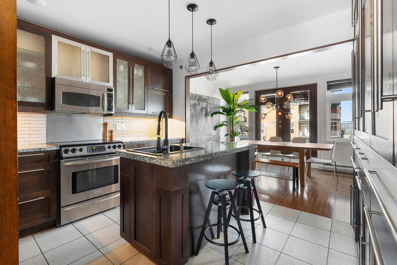Kitchen - 401-159 Ch. Ste-Foy, Québec (La Cité-Limoilou), QC - Indoor Photo Showing Kitchen With Double Sink With Upgraded Kitchen