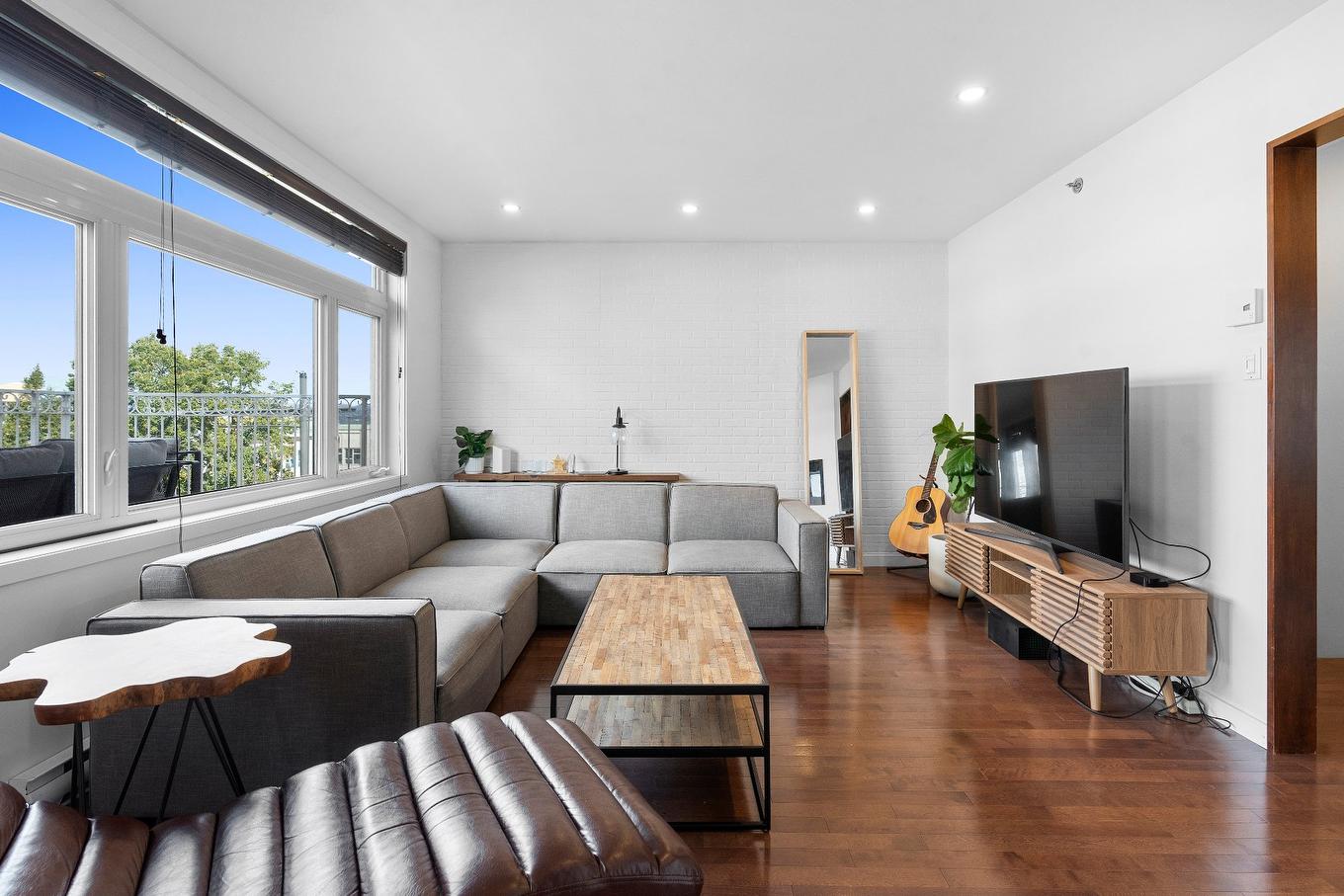 Living room - 401-159 Ch. Ste-Foy, Québec (La Cité-Limoilou), QC - Indoor Photo Showing Living Room