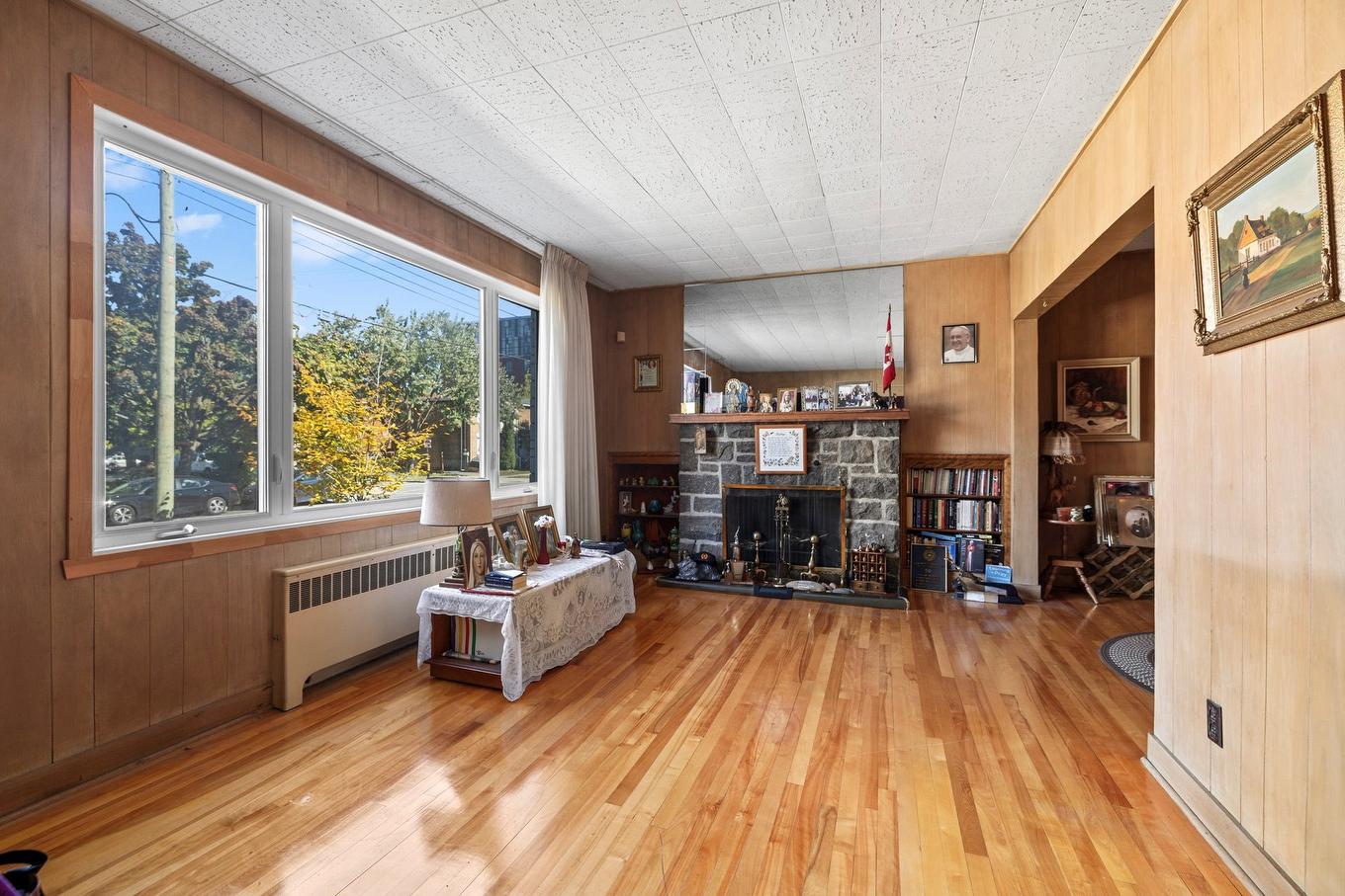 Salon - 3215 Rue Dawes, Montréal (Lachine), QC - Indoor