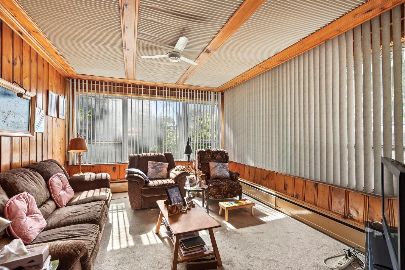 Salle familiale - 3215 Rue Dawes, Montréal (Lachine), QC - Indoor