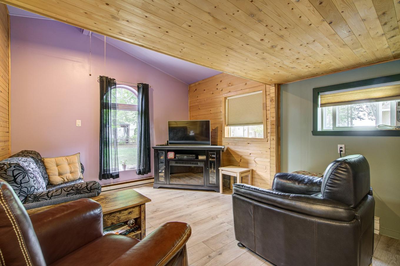 Salon - 47-4506 Route 344, Saint-Placide, QC - Indoor Photo Showing Living Room