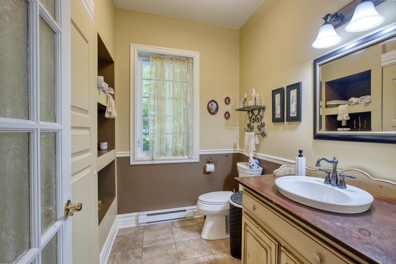 Powder room - 534 Rue Du Meunier, Sainte-Adèle, QC - Indoor Photo Showing Bathroom