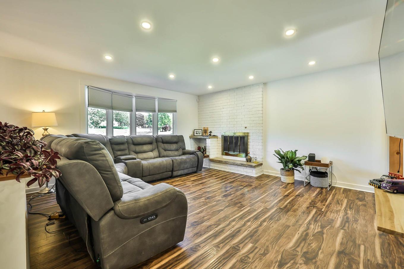 Salon - 657 Rue Sigouin, Gatineau (Gatineau), QC - Indoor Photo Showing Living Room With Fireplace
