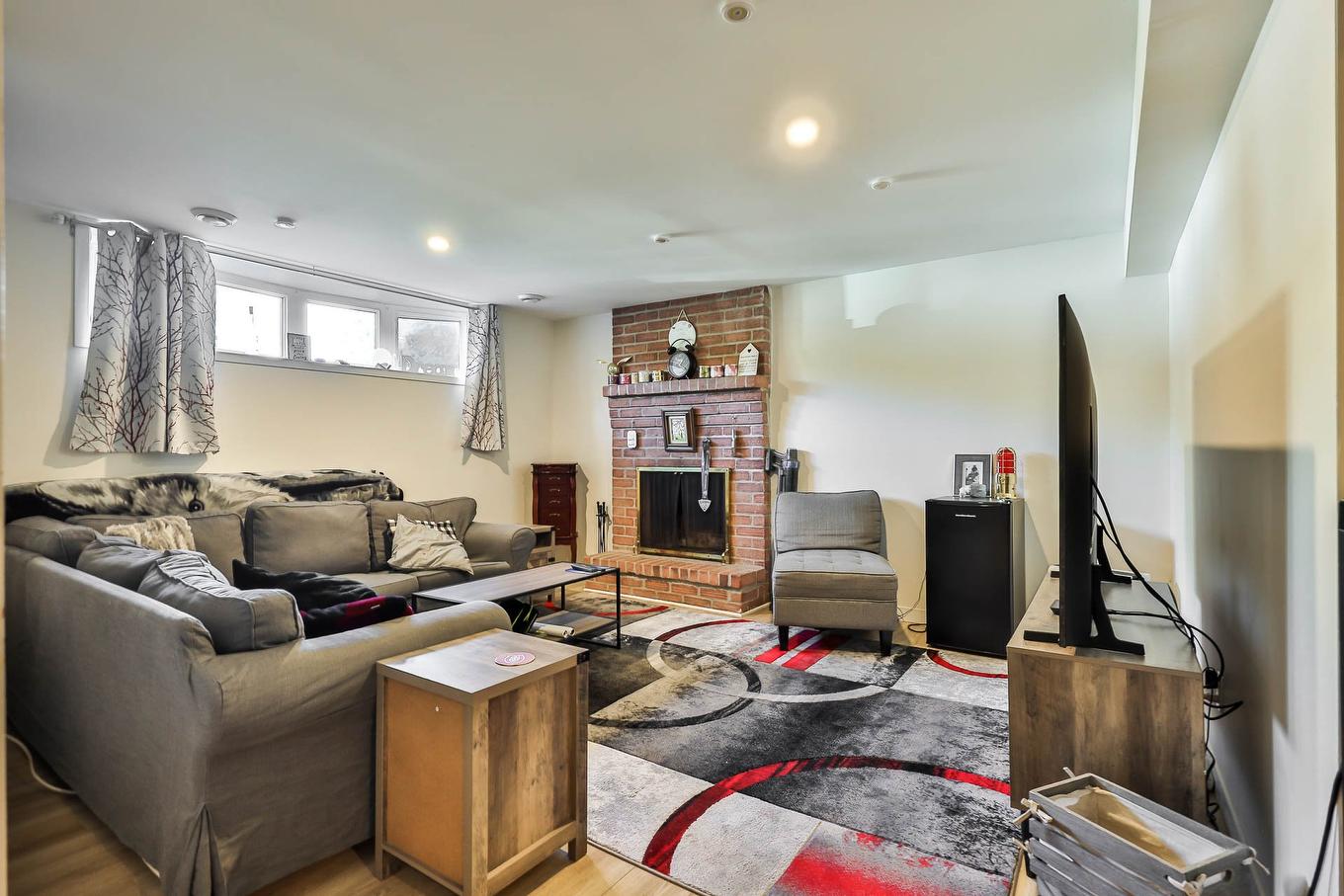 Intergénération - 657 Rue Sigouin, Gatineau (Gatineau), QC - Indoor Photo Showing Living Room With Fireplace