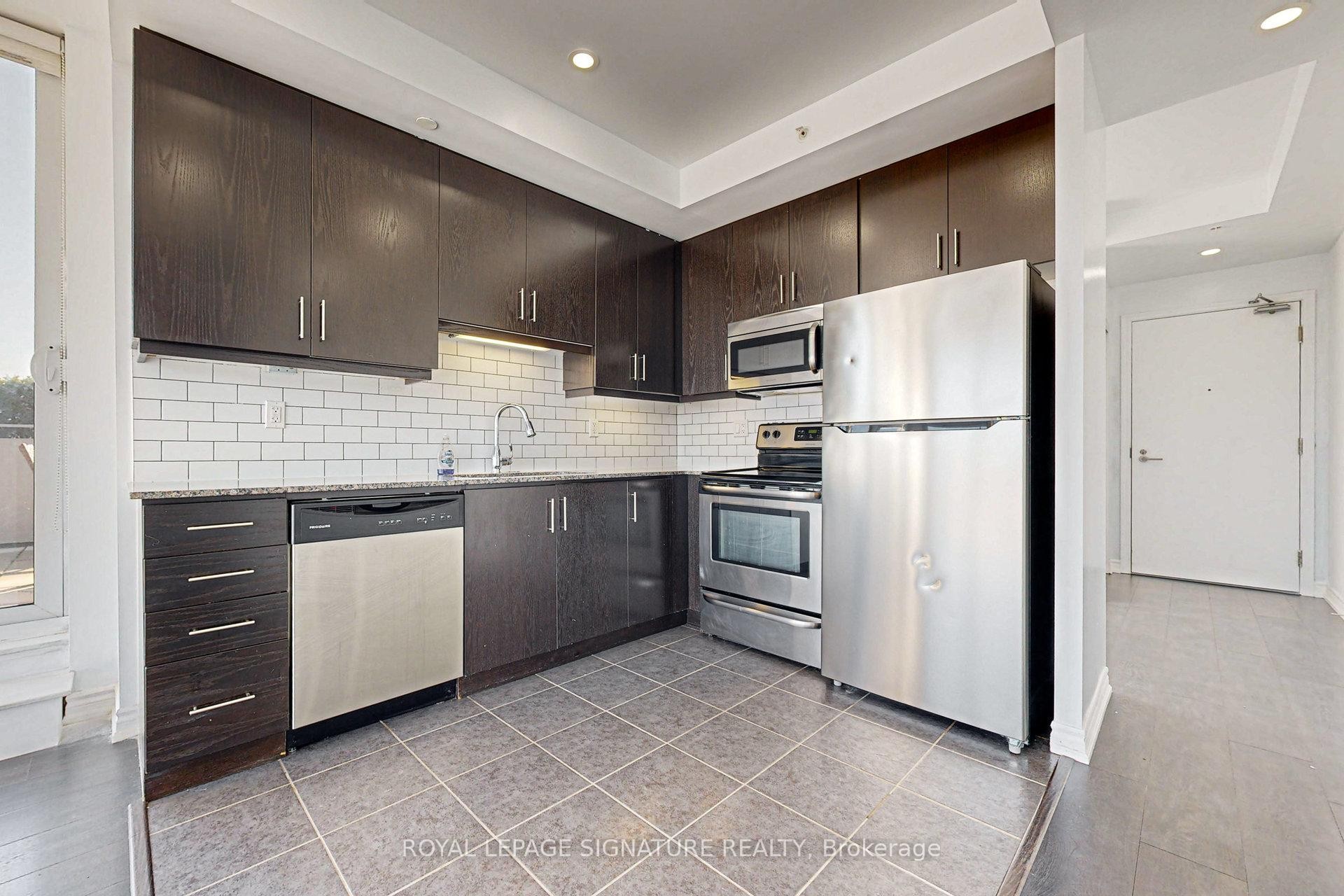 1012-15 James Finlay Way, Toronto, ON - Indoor Photo Showing Kitchen With Stainless Steel Kitchen