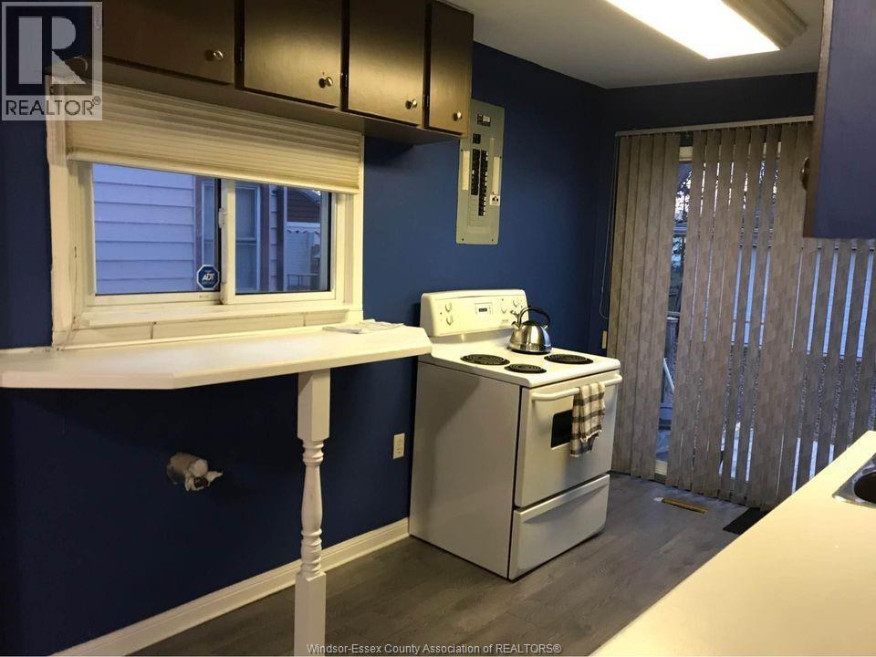 1423 Aubin Road, Windsor, ON - Indoor Photo Showing Kitchen