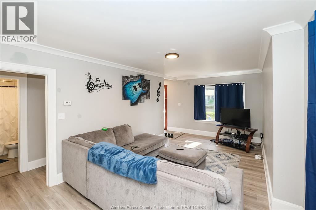 1556 Gladstone Avenue, Windsor, ON - Indoor Photo Showing Living Room