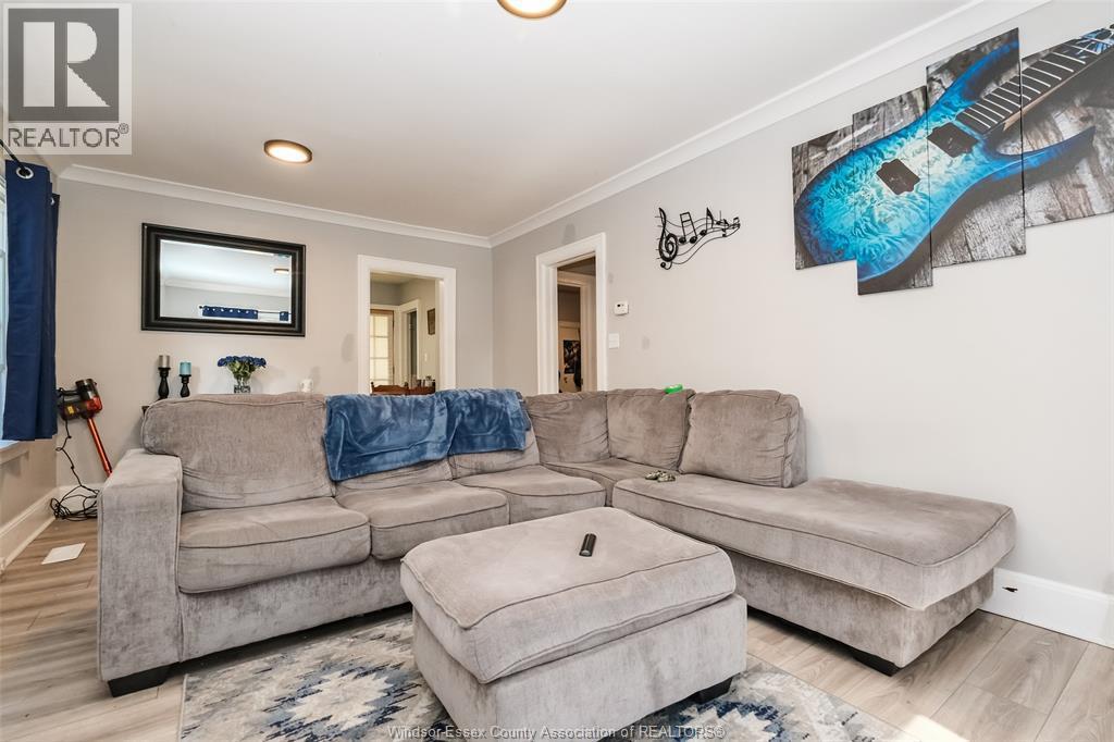 1556 Gladstone Avenue, Windsor, ON - Indoor Photo Showing Living Room