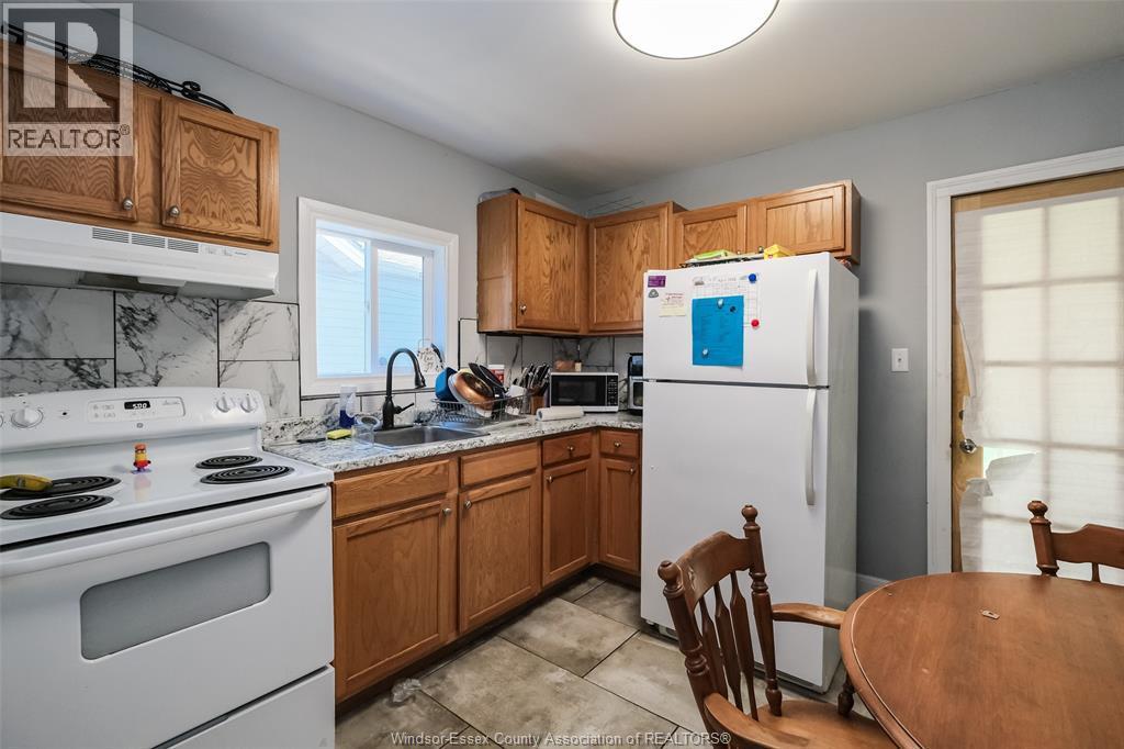 1556 Gladstone Avenue, Windsor, ON - Indoor Photo Showing Kitchen With Double Sink