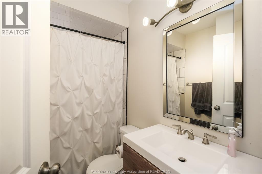 1556 Gladstone Avenue, Windsor, ON - Indoor Photo Showing Bathroom