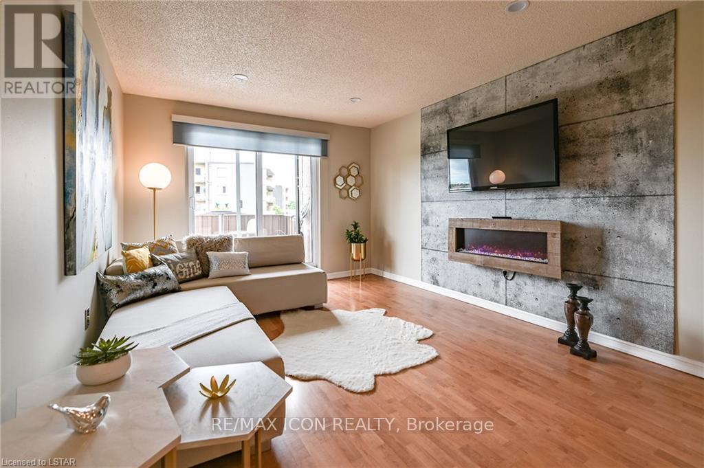 508 - 1106 Jalna Boulevard, London South (South X), ON - Indoor Photo Showing Living Room With Fireplace