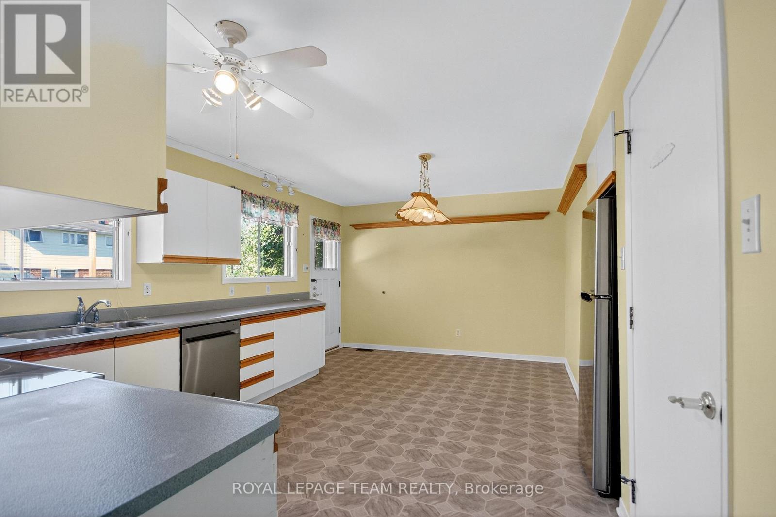 Kitchen - 1264 Morrison Drive, Ottawa, ON - Indoor Photo Showing Kitchen With Double Sink