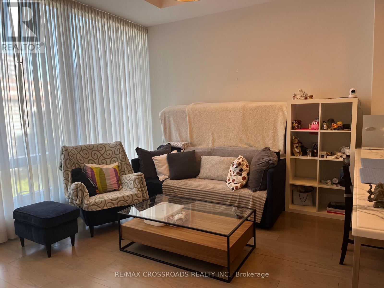 901 - 55 Scollard Street, Toronto, ON - Indoor Photo Showing Living Room