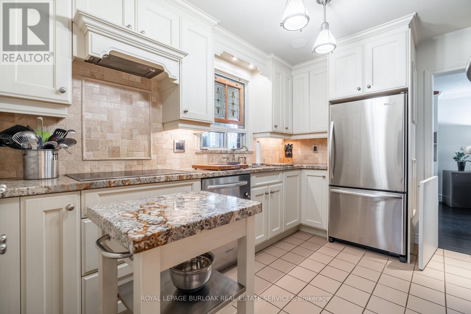 1169 Greening Avenue, Mississauga, ON - Indoor Photo Showing Kitchen With Upgraded Kitchen