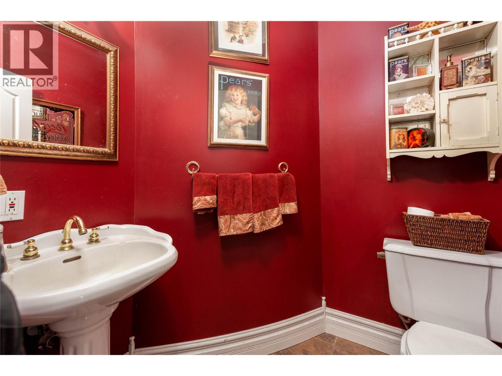 1/2 Bath Main - 6655 Cosens Bay Road, Coldstream, BC - Indoor Photo Showing Bathroom