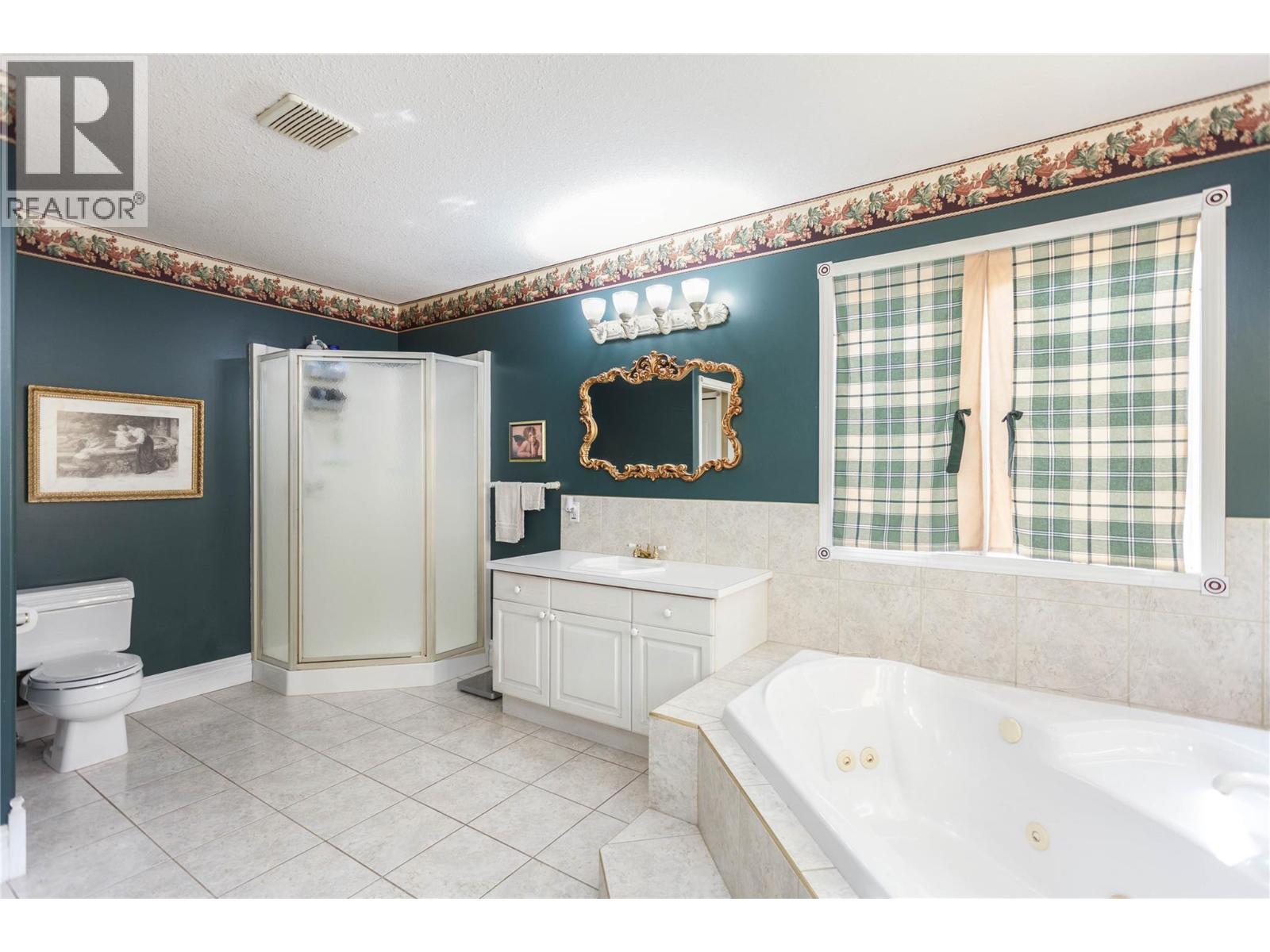 En-Suite 5 piece - 6655 Cosens Bay Road, Coldstream, BC - Indoor Photo Showing Bathroom