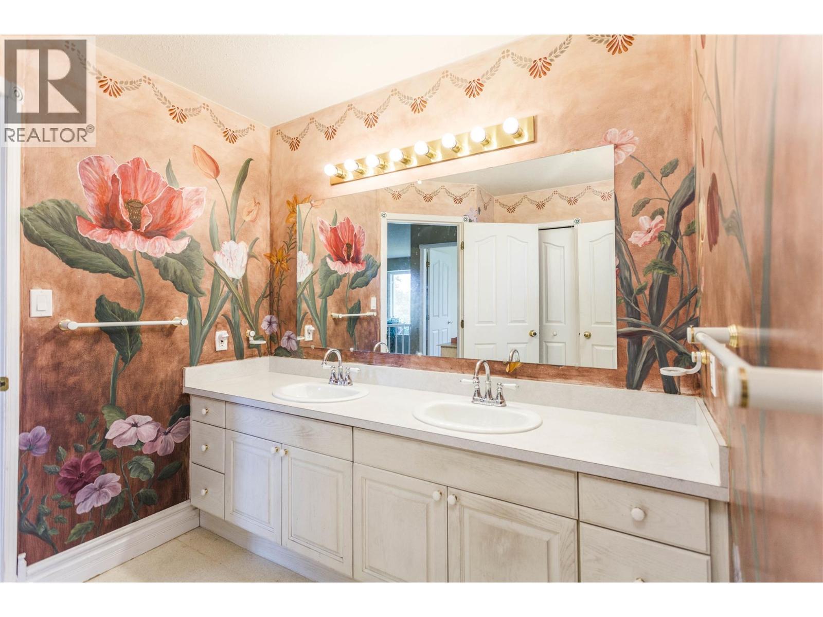 Full Bath 2nd Floor 4 piece - 6655 Cosens Bay Road, Coldstream, BC - Indoor Photo Showing Bathroom