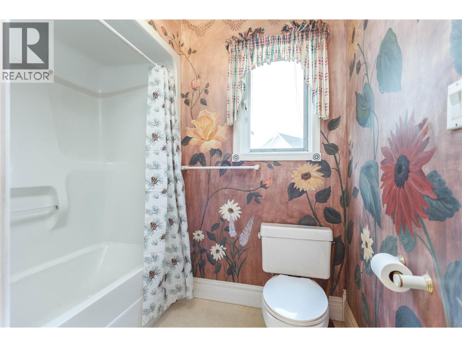 Full Bath 2nd Floor 4 piece - 6655 Cosens Bay Road, Coldstream, BC - Indoor Photo Showing Bathroom