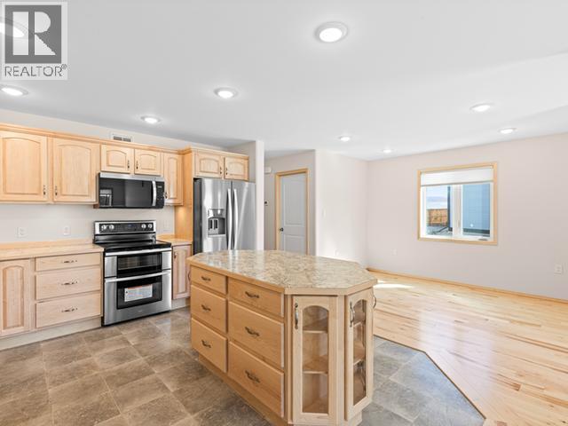 218 Witch Hazel Drive, Whitehorse, YT - Indoor Photo Showing Kitchen