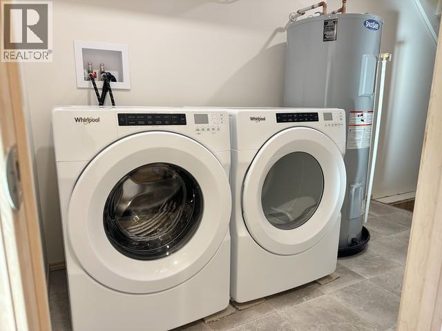218 Witch Hazel Drive, Whitehorse, YT - Indoor Photo Showing Laundry Room