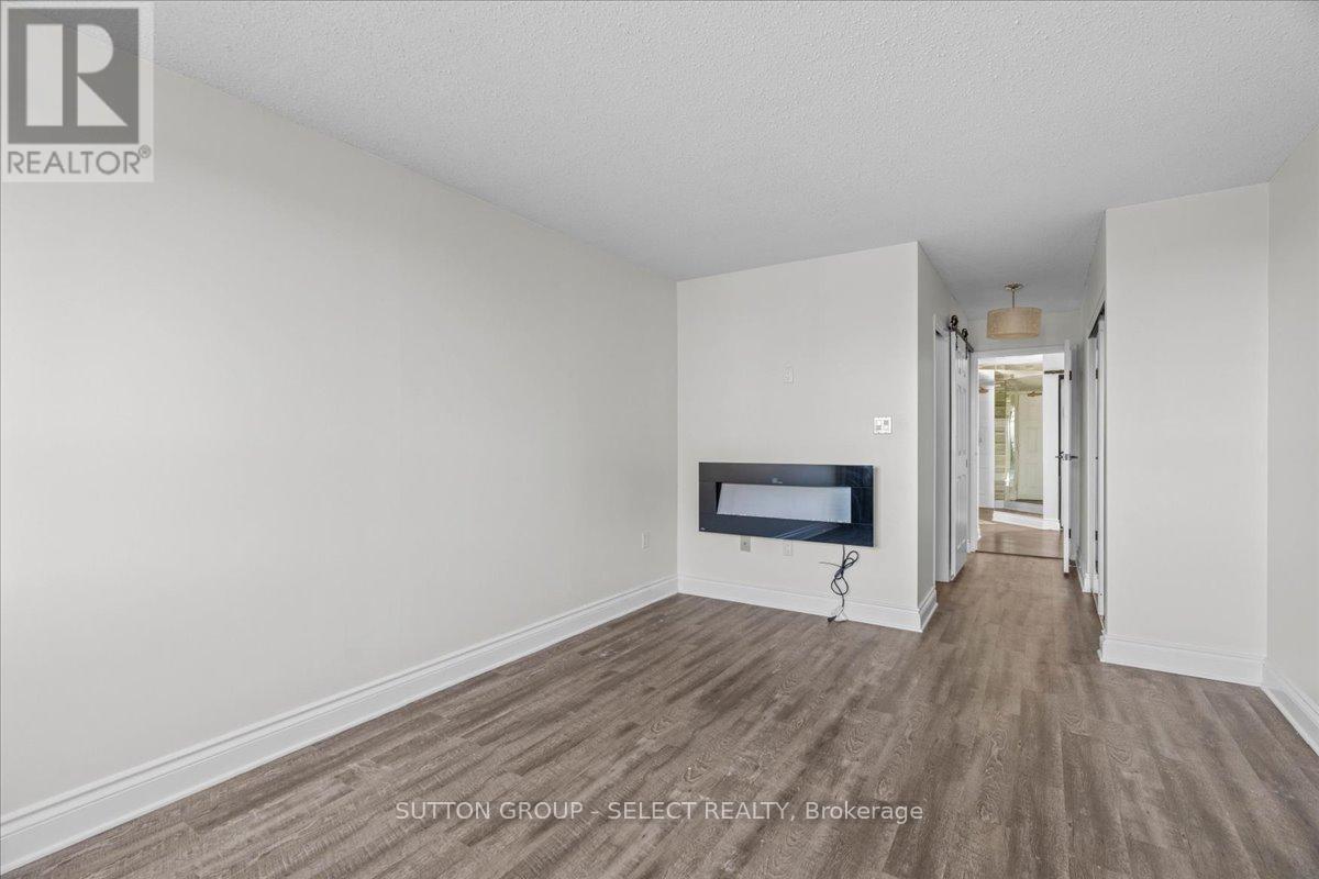 903 - 7 Picton Street, London East (East F), ON - Indoor Photo Showing Other Room With Fireplace