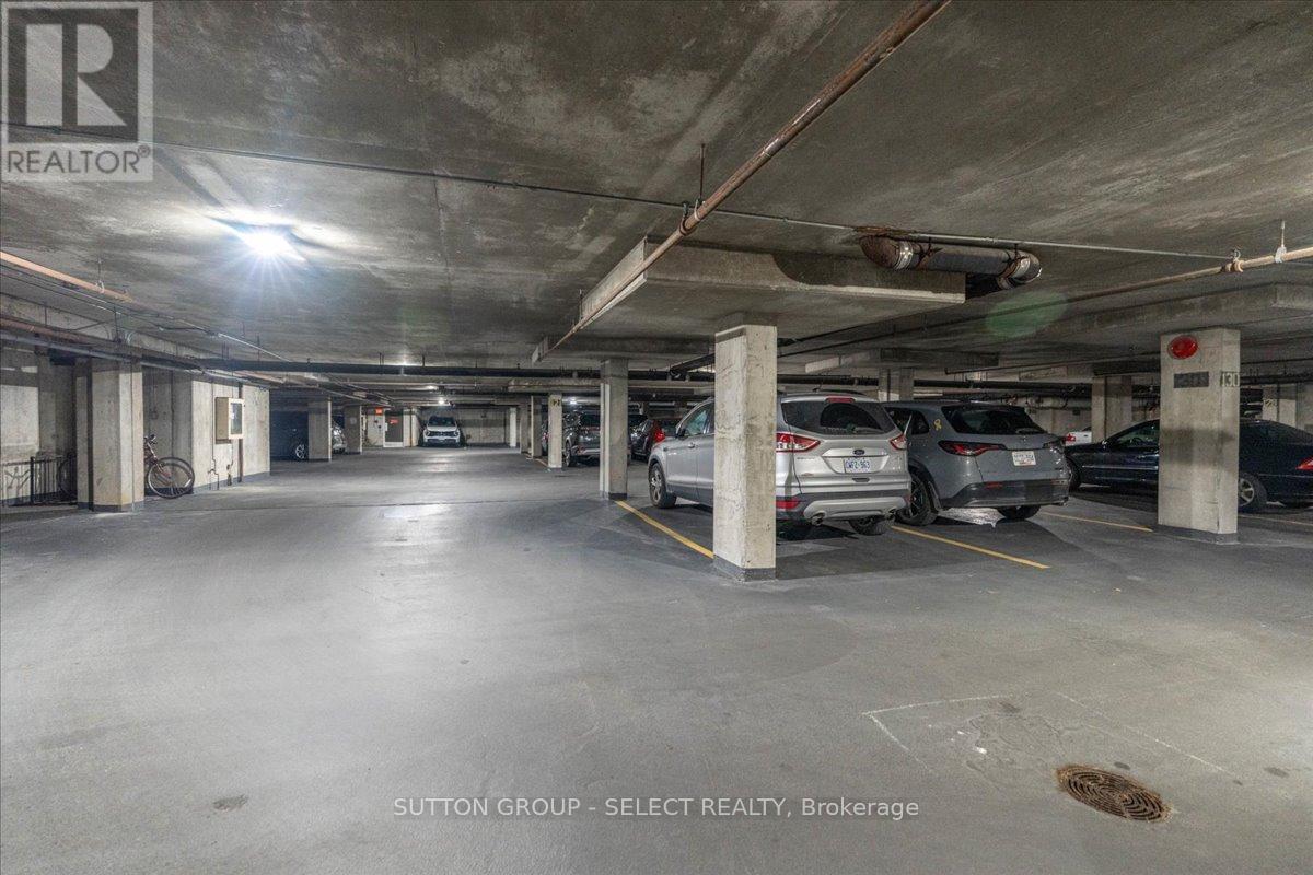 903 - 7 Picton Street, London East (East F), ON - Indoor Photo Showing Garage