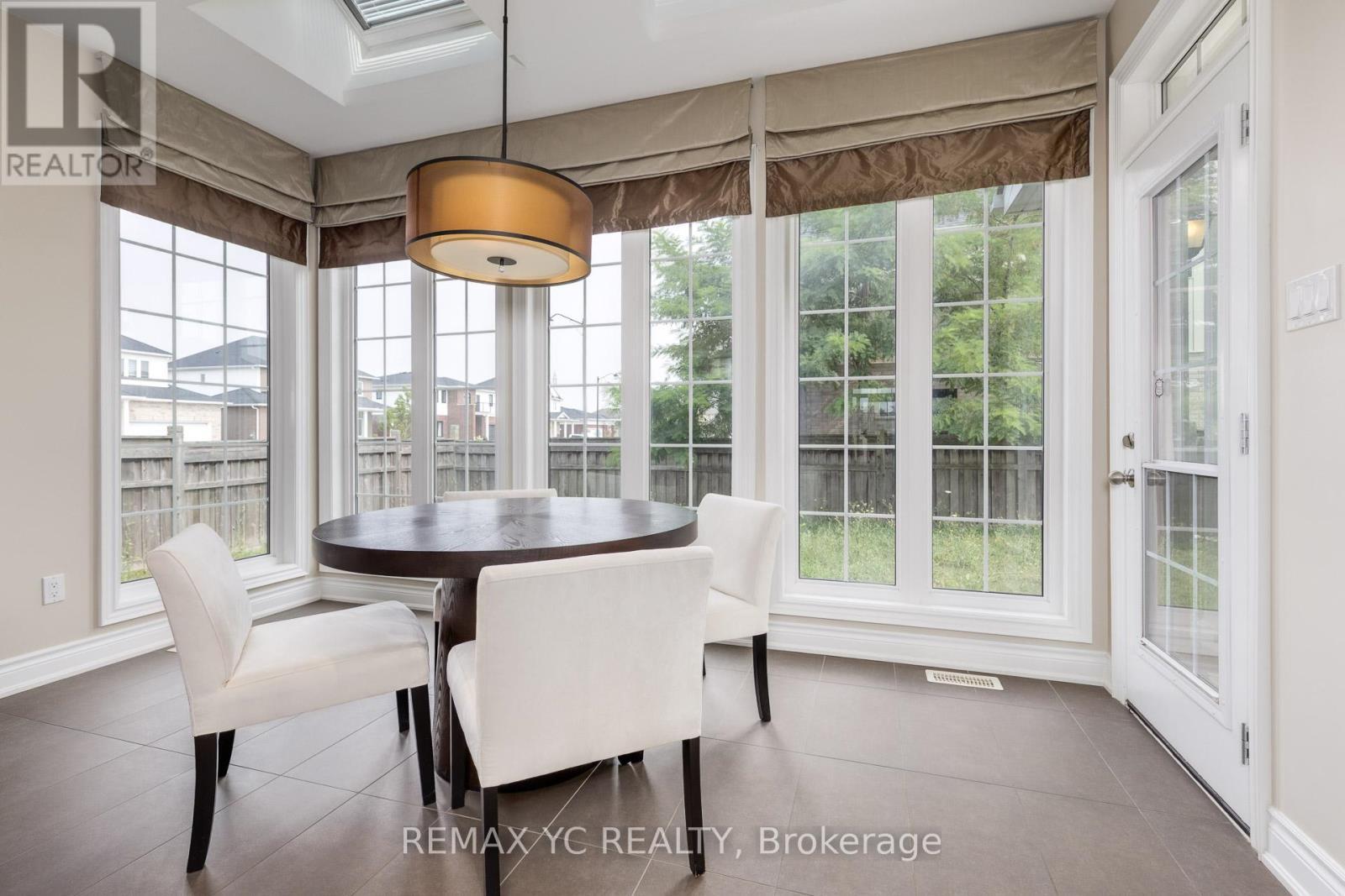 1 Sunset Way, Thorold, ON - Indoor Photo Showing Dining Room