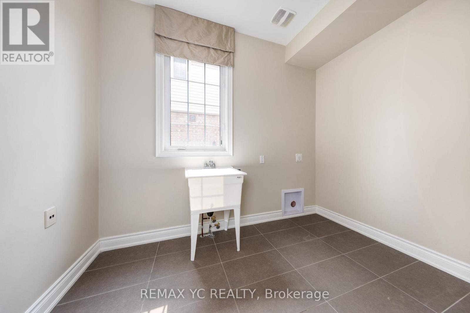 1 Sunset Way, Thorold, ON - Indoor Photo Showing Other Room