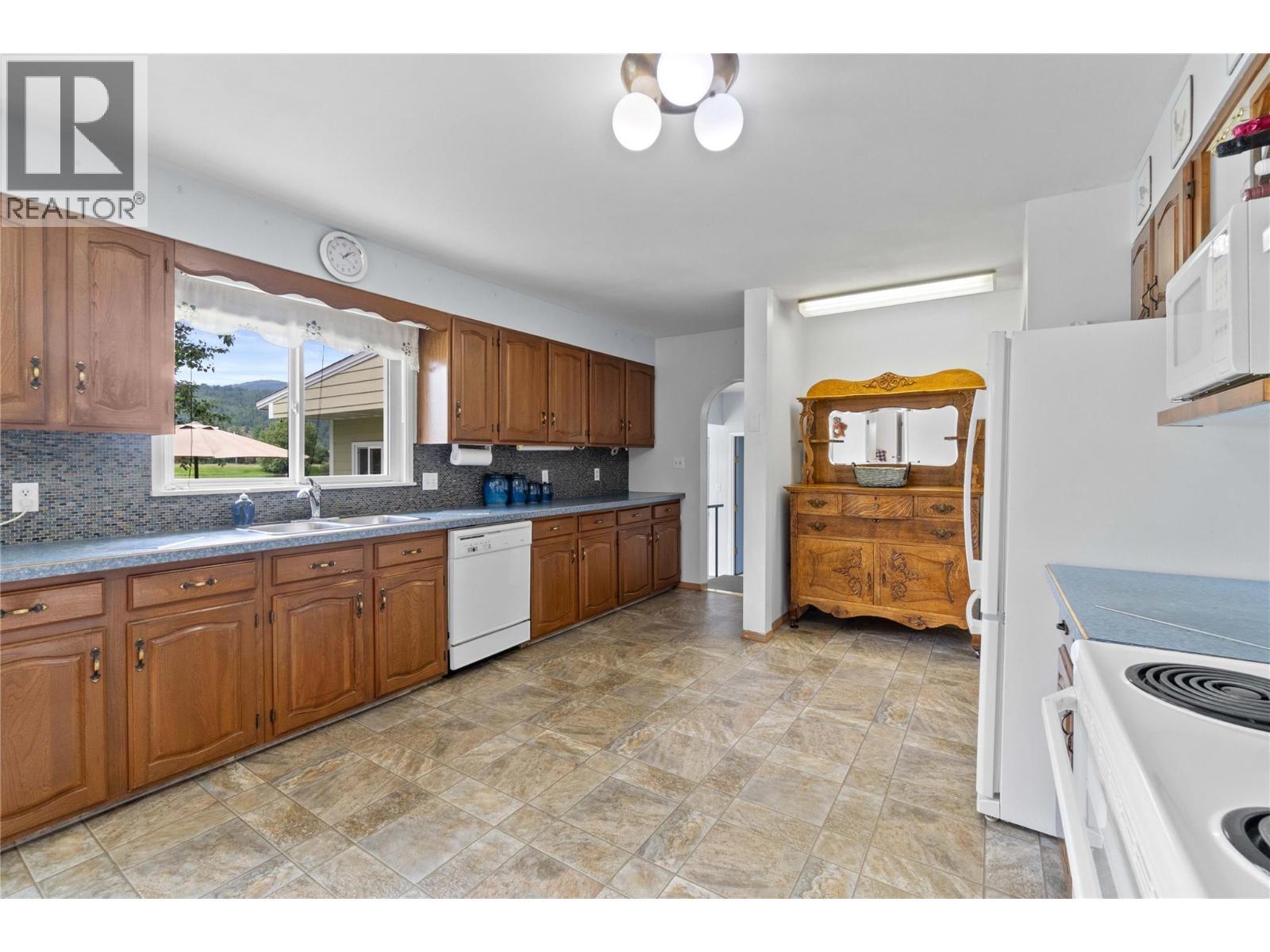 7088 97A Highway, Grindrod, BC - Indoor Photo Showing Kitchen