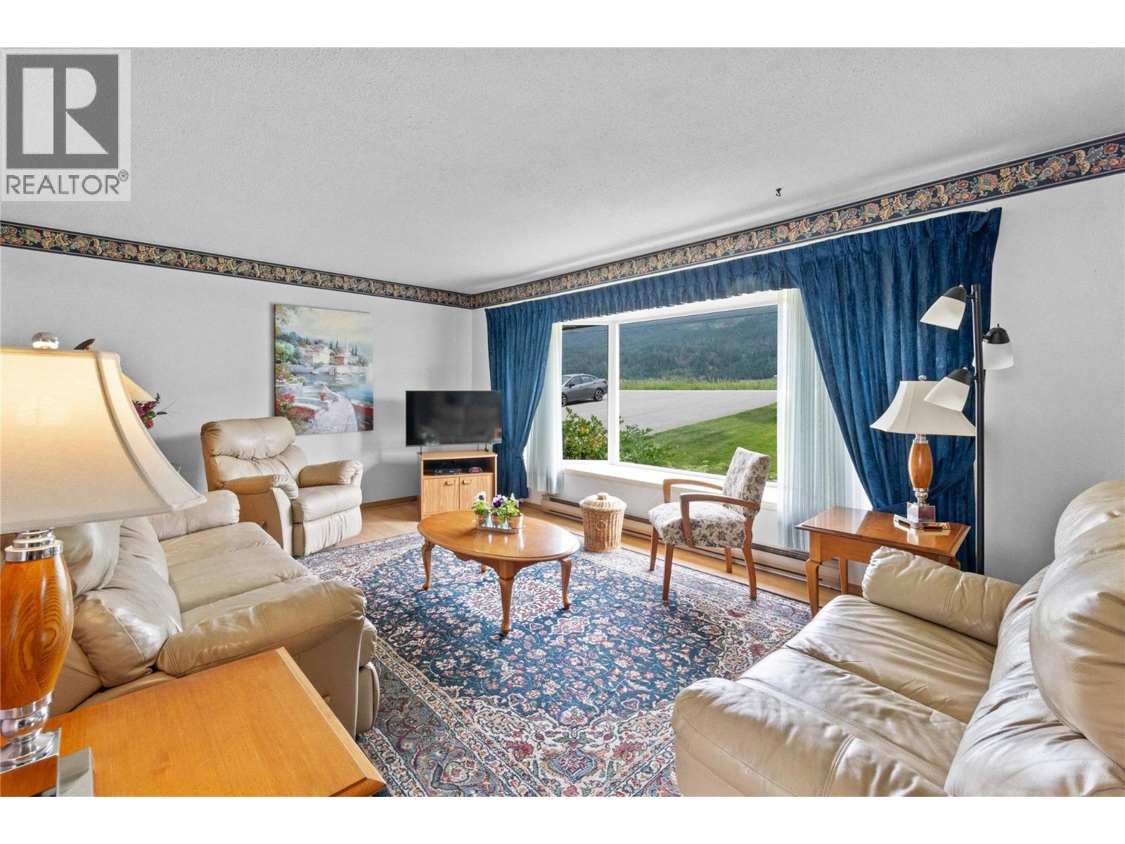 7088 97A Highway, Grindrod, BC - Indoor Photo Showing Living Room