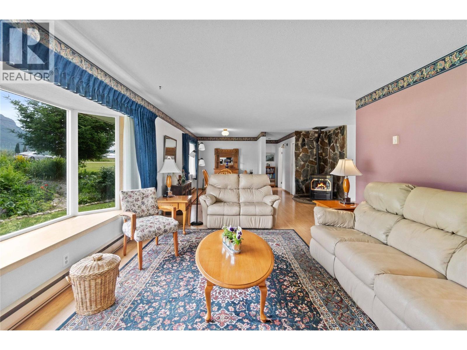 7088 97A Highway, Grindrod, BC - Indoor Photo Showing Living Room