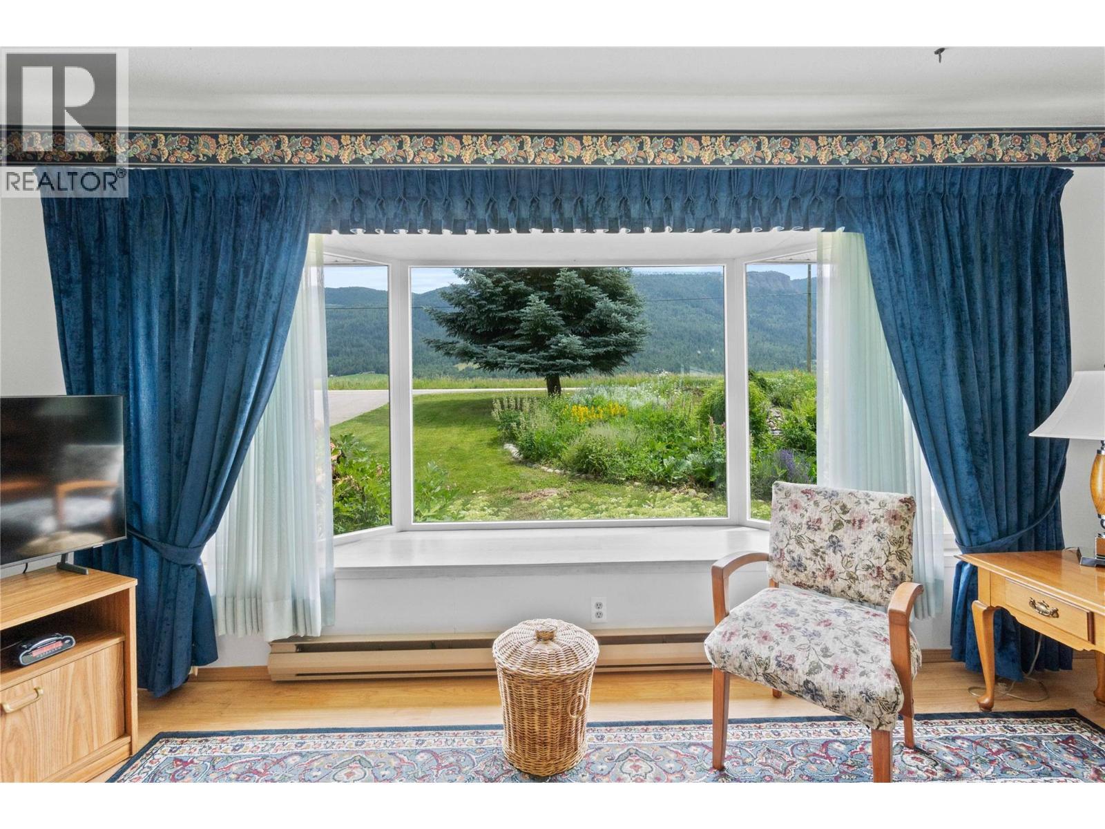 7088 97A Highway, Grindrod, BC - Indoor