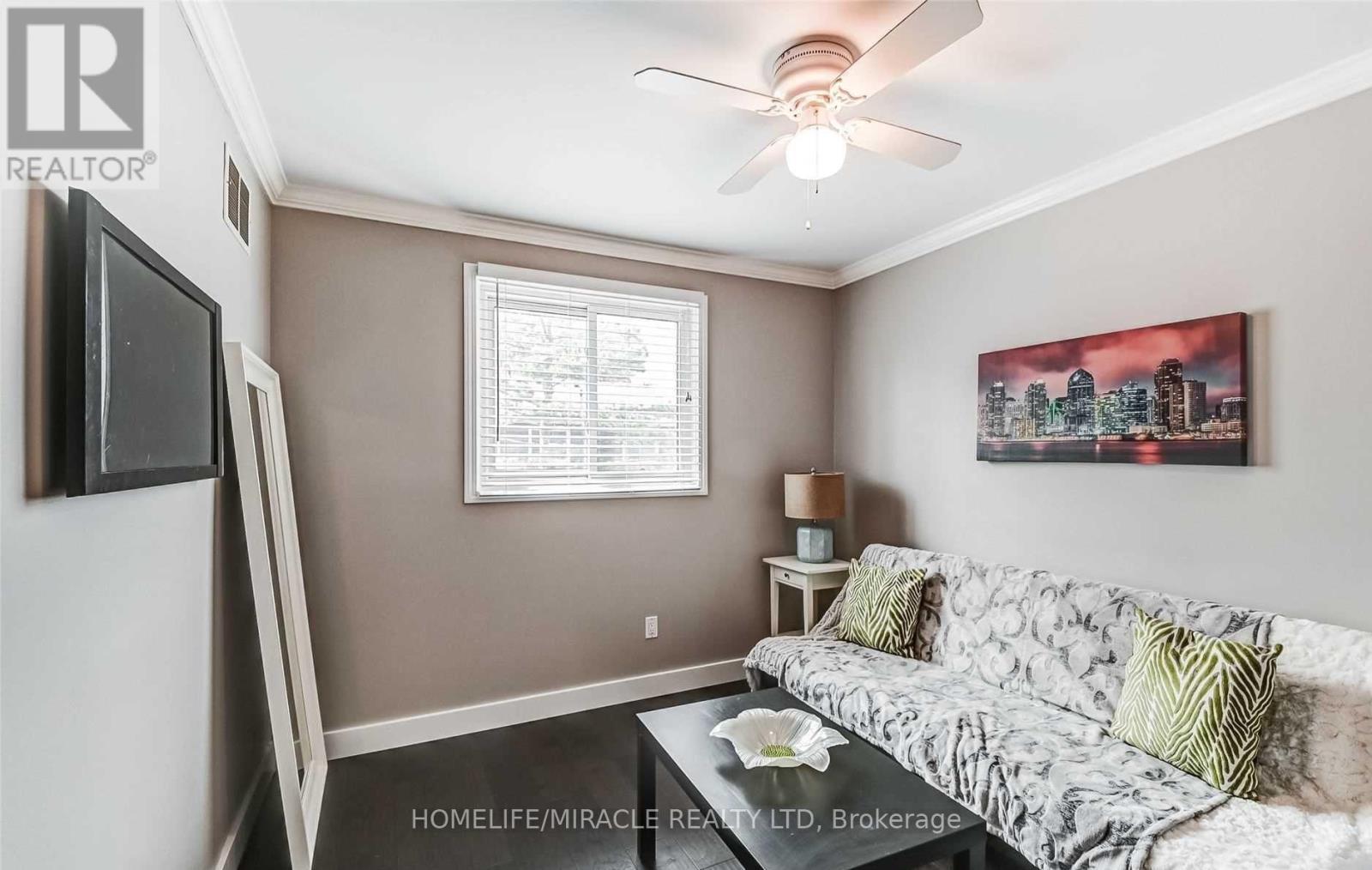 37 - 6855 Glen Erin Drive, Mississauga, ON - Indoor Photo Showing Living Room