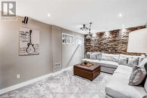 37 - 6855 Glen Erin Drive, Mississauga, ON - Indoor Photo Showing Living Room