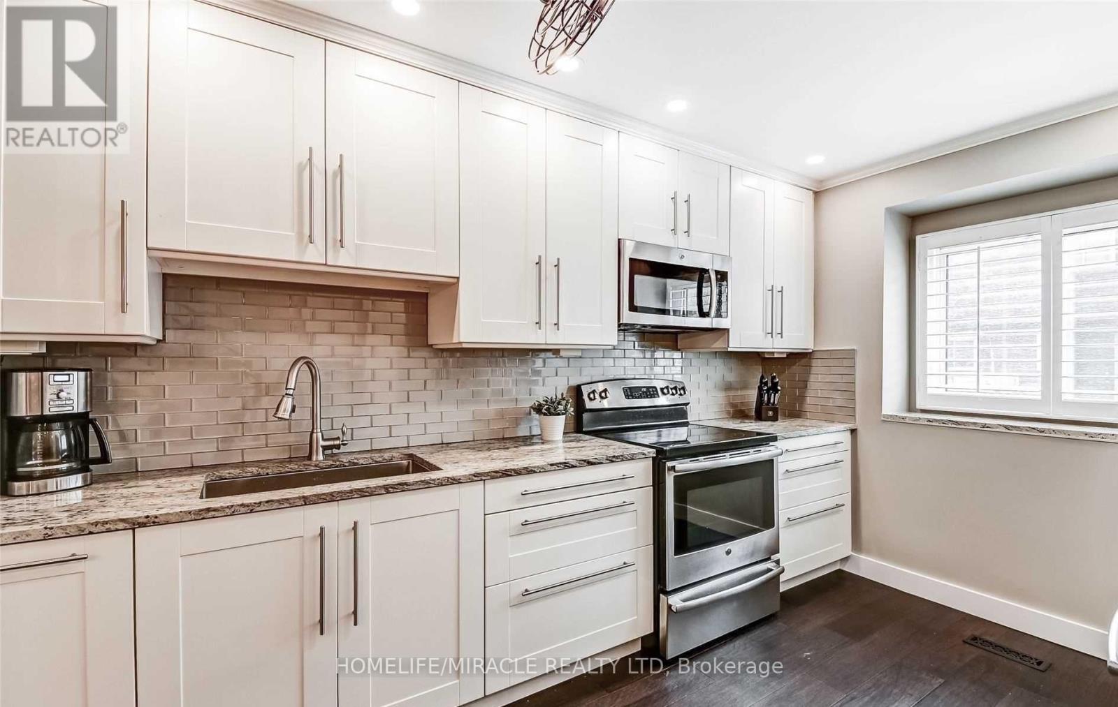 37 - 6855 Glen Erin Drive, Mississauga, ON - Indoor Photo Showing Kitchen With Upgraded Kitchen