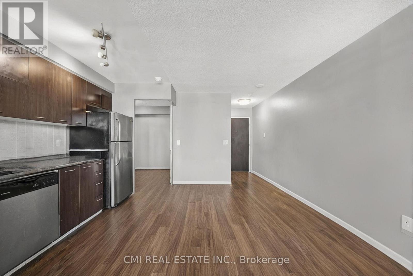 725 - 38 Joe Shuster Way, Toronto, ON - Indoor Photo Showing Kitchen