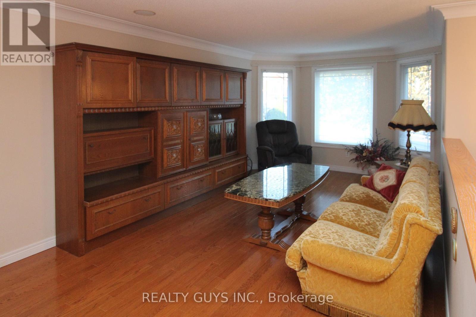 233 Odette Road, Peterborough (Monaghan Ward 2), ON - Indoor Photo Showing Living Room