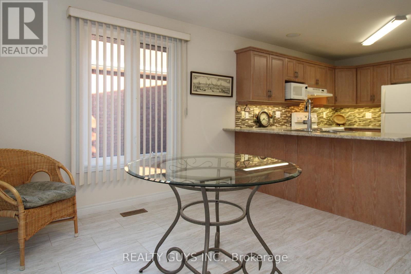 233 Odette Road, Peterborough (Monaghan Ward 2), ON - Indoor Photo Showing Kitchen