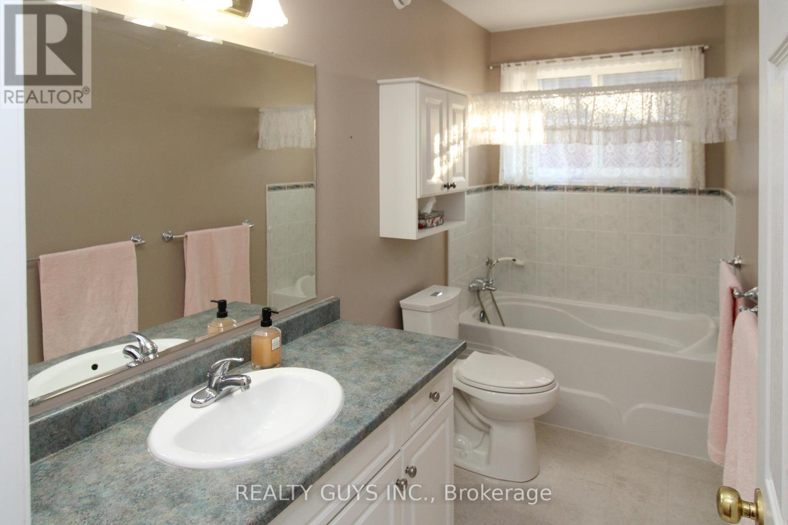 233 Odette Road, Peterborough (Monaghan Ward 2), ON - Indoor Photo Showing Bathroom