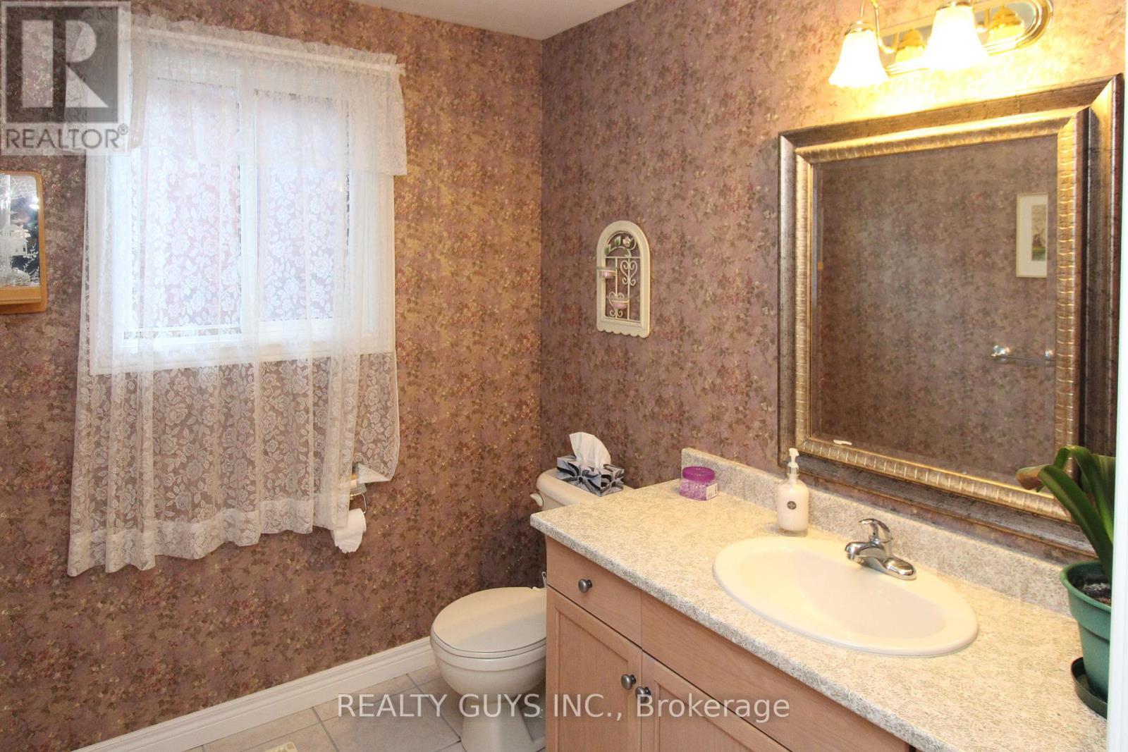 233 Odette Road, Peterborough (Monaghan Ward 2), ON - Indoor Photo Showing Bathroom