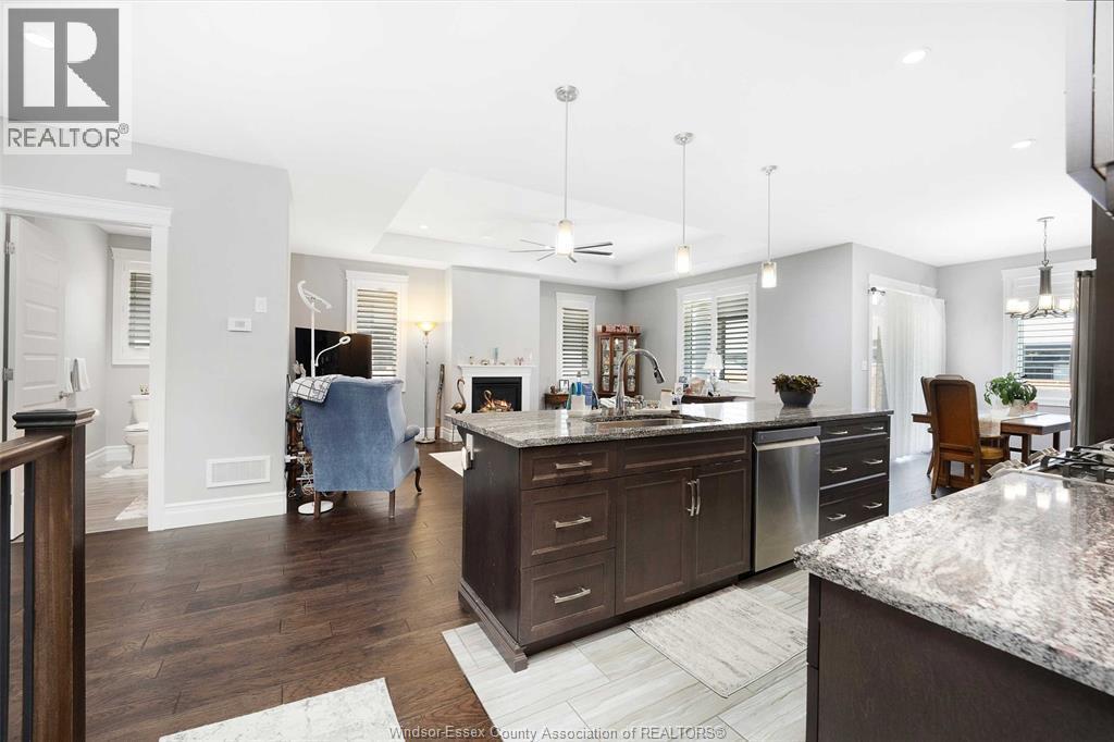 1358 Cypress, Windsor, ON - Indoor Photo Showing Kitchen With Upgraded Kitchen