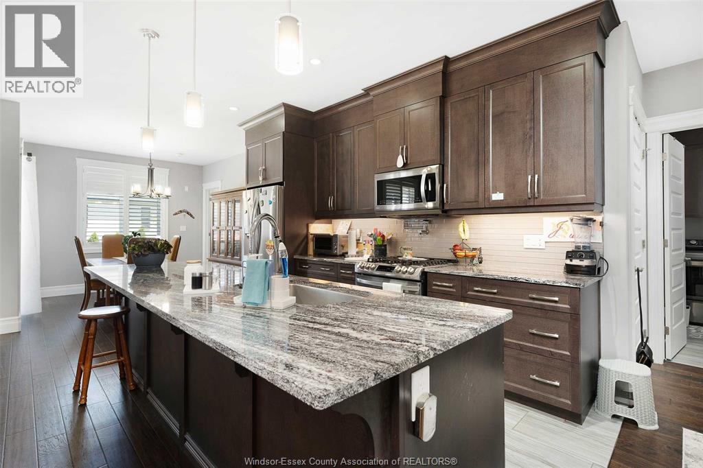 1358 Cypress, Windsor, ON - Indoor Photo Showing Kitchen With Upgraded Kitchen