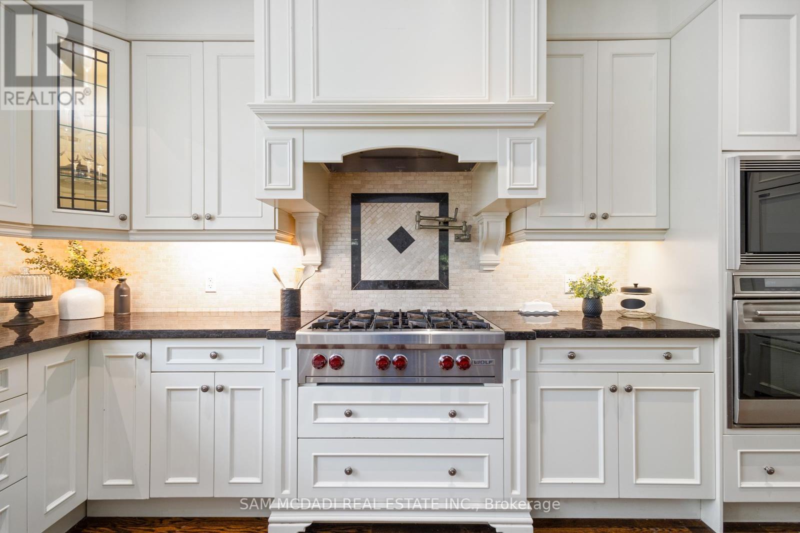 1173 Woodeden Drive, Mississauga, ON - Indoor Photo Showing Kitchen With Upgraded Kitchen