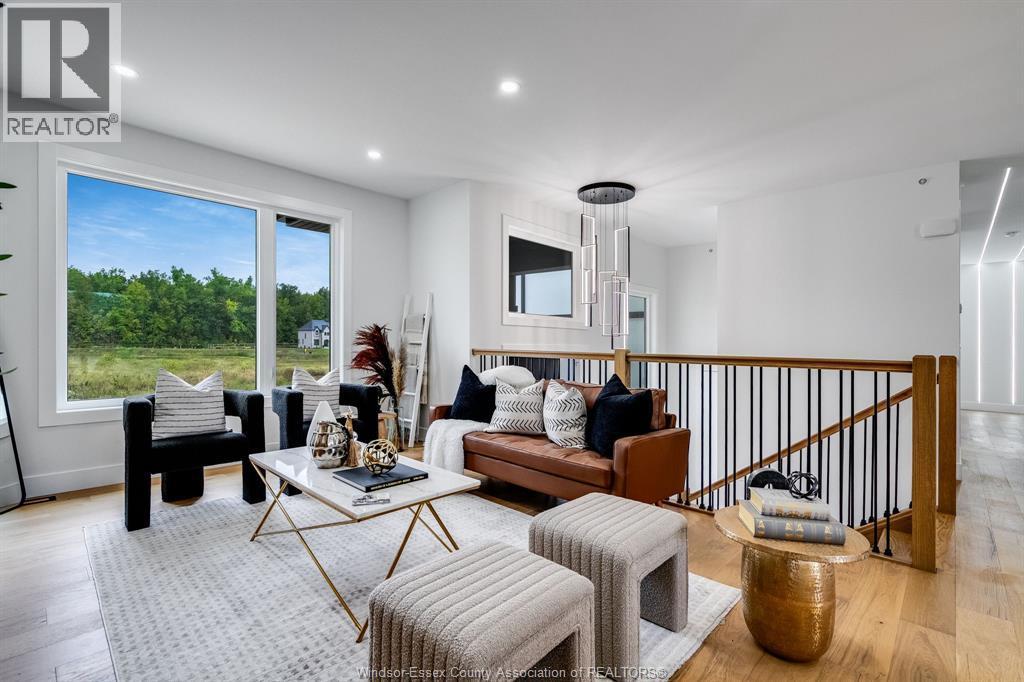 8319 Annie, Mcgregor, ON - Indoor Photo Showing Living Room