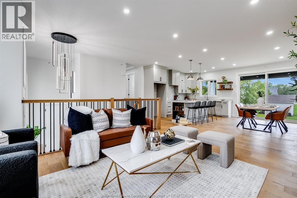 8319 Annie, Mcgregor, ON - Indoor Photo Showing Living Room