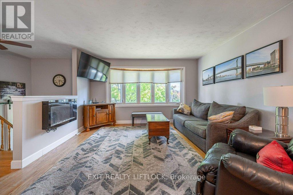 39 Beechwood Drive, Peterborough (Monaghan Ward 2), ON - Indoor Photo Showing Living Room